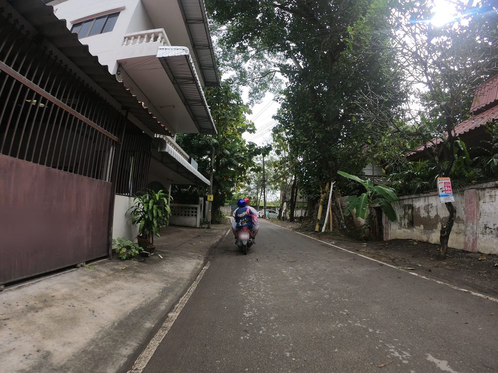 ภาพถนนตรงที่ SEED Learning Center ตั้งอยู่ ถ่ายโดย chanuwath_grab พ.ศ. 2562 (2019) · A street-level view of where SEED Learning Center stands, by chanuwath_grab in 2562 (2019)