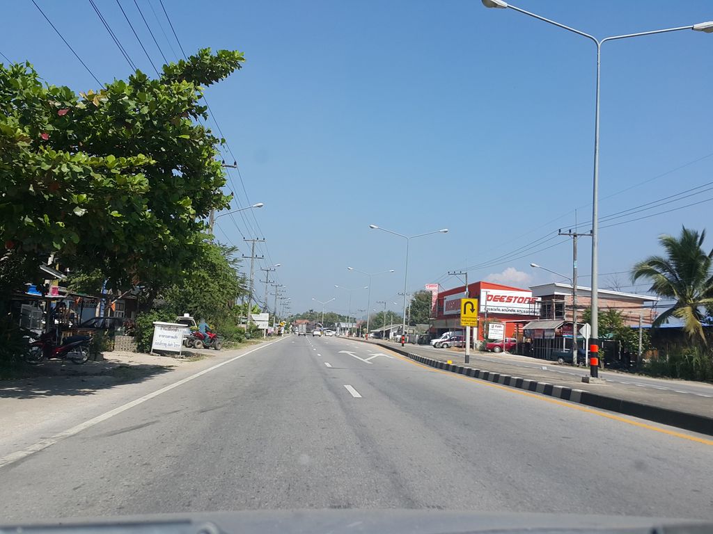 ภาพถนนตรงที่ Maerim elephant sanctuary ตั้งอยู่ ถ่ายโดย jrcarlsen พ.ศ. 2557 (2014) · A street-level view of where Maerim elephant sanctuary stands, by jrcarlsen in 2557 (2014)