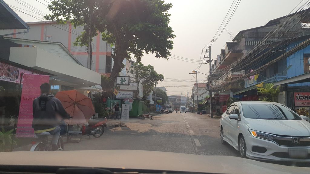 ภาพถนนตรงที่ ร้านเสริมสวยบ้านผมหอมบิวตี้ สาขา 5 แยกสันติธรรม ตั้งอยู่ ถ่ายโดย jrcarlsen พ.ศ. 2566 (2023) · A street-level view of where ร้านเสริมสวยบ้านผมหอมบิวตี้ สาขา 5 แยกสันติธรรม · Ban Phamahom Beauty Sakha 5 Yaeksantitrarom Beauty salon stands, by jrcarlsen in 2566 (2023)