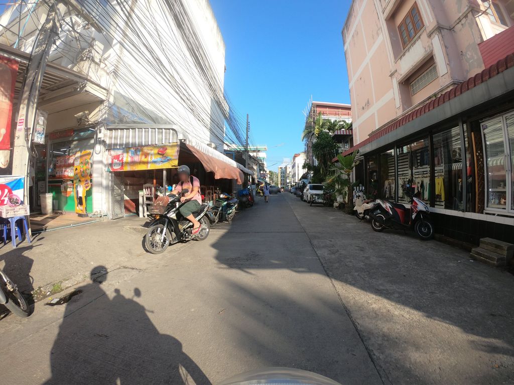ภาพถนนตรงที่ กินผัก Kinphak ตั้งอยู่ ถ่ายโดย chanuwath_grab พ.ศ. 2562 (2019) · A street-level view of where กินผัก Kinphak stands, by chanuwath_grab in 2562 (2019)