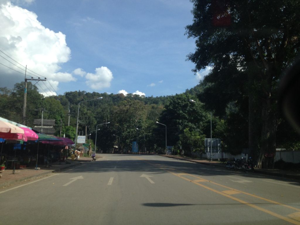ภาพถนนตรงที่ สำนักงานที่ดินจังหวัดเชียงใหม่ ตั้งอยู่ ถ่ายโดย jimwatana พ.ศ. 2558 (2015) · A street-level view of where สำนักงานที่ดินจังหวัดเชียงใหม่ · Samnakngan Thidin Changwat Chiang Mai stands, by jimwatana in 2558 (2015)