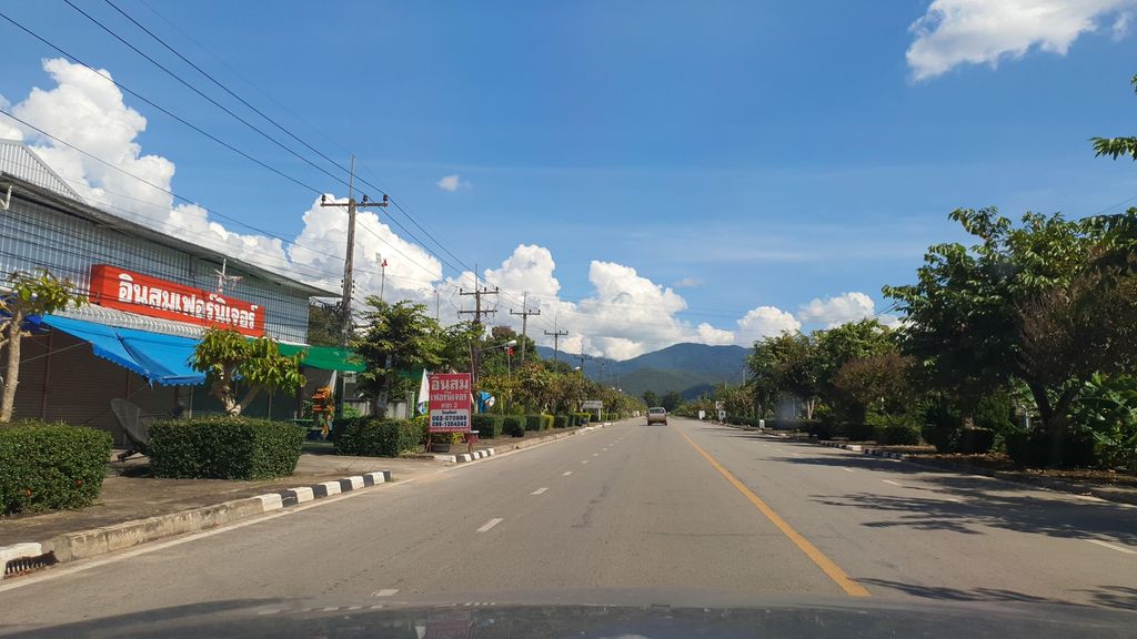 ภาพถนนตรงที่ อู่กำธรยนต์พร้าว ตั้งอยู่ ถ่ายโดย jrcarlsen พ.ศ. 2564 (2021) · A street-level view of where อู่กำธรยนต์พร้าว · U Kamthon Yon Phrao stands, by jrcarlsen in 2564 (2021)