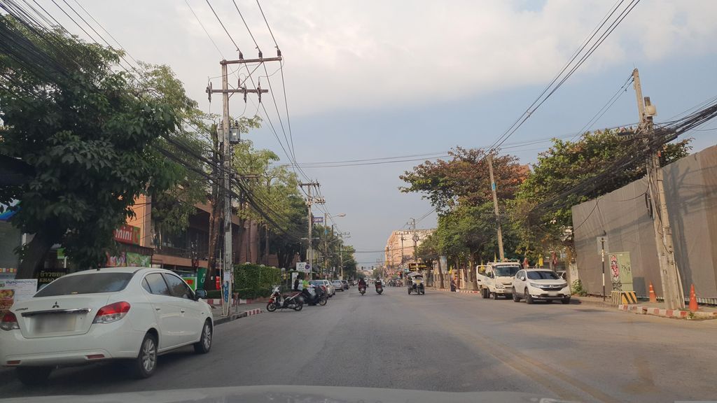 ภาพถนนตรงที่ วัดศรีดอนไชย ช้างคลาน เชียงใหม่ ตั้งอยู่ ถ่ายโดย jrcarlsen พ.ศ. 2566 (2023) · A street-level view of where วัดศรีดอนไชย ช้างคลาน เชียงใหม่ · Wat Sitonchai Chang Khlan Chiang Mai stands, by jrcarlsen in 2566 (2023)