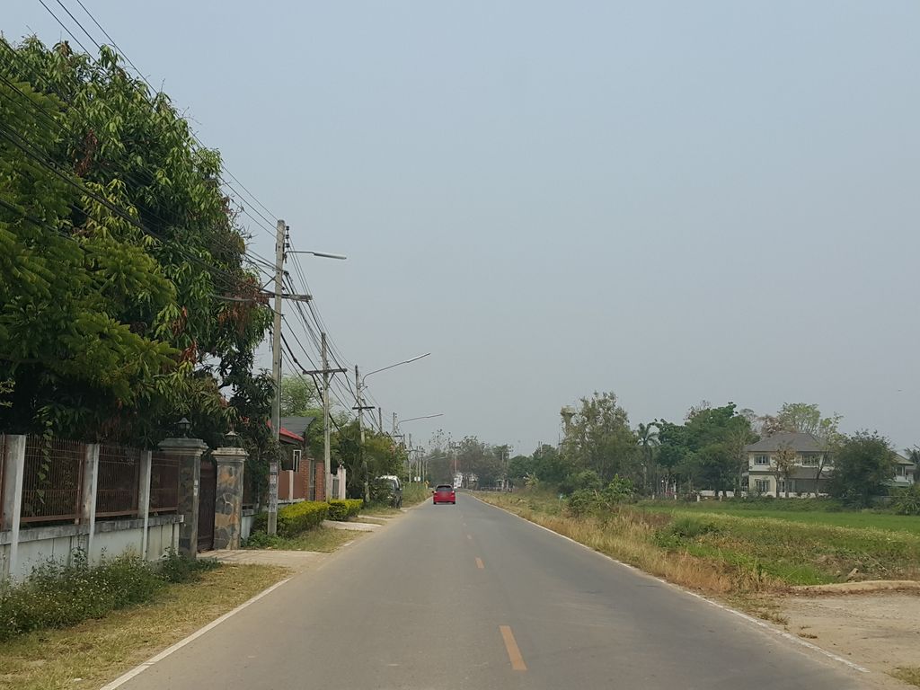 ภาพถนนตรงที่ ร้านสุกี้บ้านยาย ตั้งอยู่ ถ่ายโดย jrcarlsen พ.ศ. 2559 (2016) · A street-level view of where ร้านสุกี้บ้านยาย · Ran Suki Ban Yai stands, by jrcarlsen in 2559 (2016)