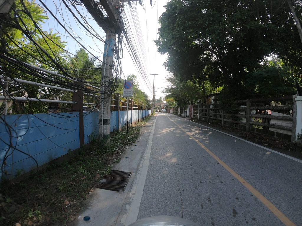 ภาพถนนตรงที่ ร้านส้มตำบลูดรากอนเจ็ดยอด ตั้งอยู่ ถ่ายโดย chanuwath_grab พ.ศ. 2562 (2019) · A street-level view of where ร้านส้มตำบลูดรากอนเจ็ดยอด · Ran Som Tam Blue Drakon Chet Yot stands, by chanuwath_grab in 2562 (2019)