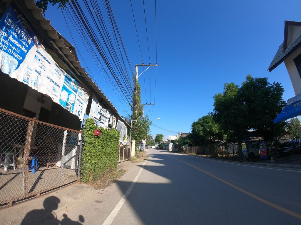 ภาพถนนตรงที่ กวางตุ้งตัดผม ตั้งอยู่ ถ่ายโดย chanuwath_grab พ.ศ. 2562 (2019) · A street-level view of where กวางตุ้งตัดผม · Kwangtung Tatphom stands, by chanuwath_grab in 2562 (2019)