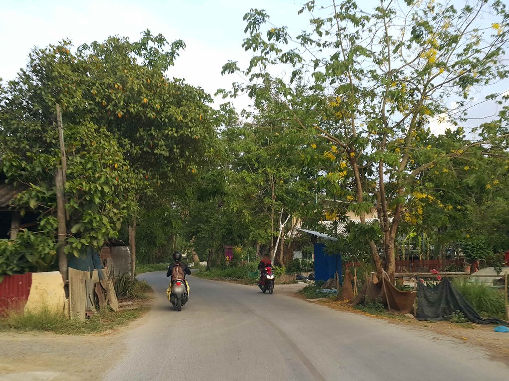 ภาพถนนตรงที่ ลุงเล็กอาหารตามสั่ง ตั้งอยู่ ถ่ายโดย jrcarlsen พ.ศ. 2558 (2015) · A street-level view of where ลุงเล็กอาหารตามสั่ง · Lung Lek Ahantamsang stands, by jrcarlsen in 2558 (2015)