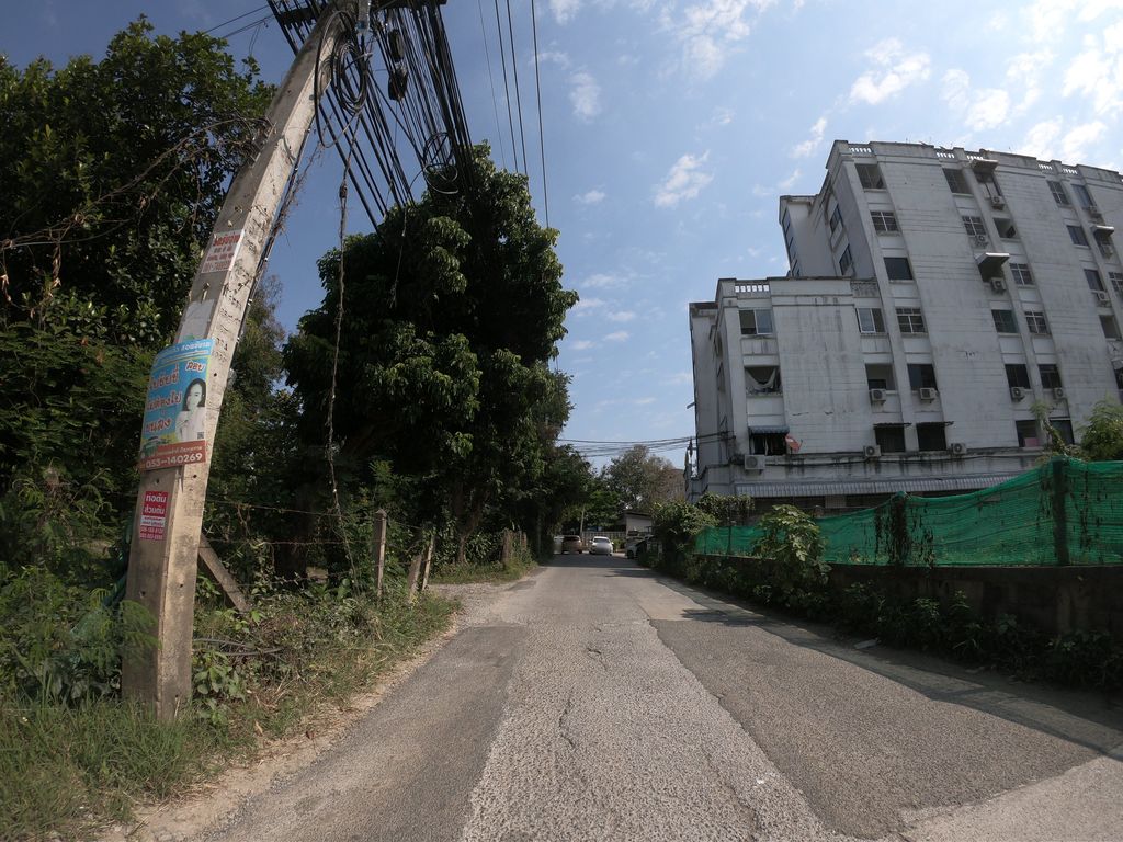 ภาพถนนตรงที่ กระบองเพชร Cactus เชียงใหม่ ตั้งอยู่ ถ่ายโดย chanuwath_grab พ.ศ. 2562 (2019) · A street-level view of where กระบองเพชร Cactus เชียงใหม่ stands, by chanuwath_grab in 2562 (2019)