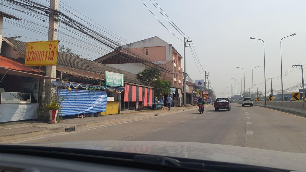 ภาพถนนตรงที่ Apex gym ตั้งอยู่ ถ่ายโดย jrcarlsen พ.ศ. 2566 (2023) · A street-level view of where Apex gym stands, by jrcarlsen in 2566 (2023)