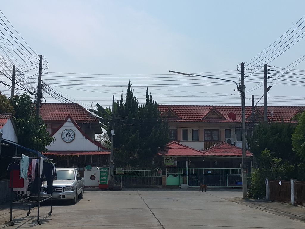 ภาพถนนตรงที่ เบญจวรรณ เบบี๋โฮม ตั้งอยู่ ถ่ายโดย jrcarlsen พ.ศ. 2559 (2016) · A street-level view of where เบญจวรรณ เบบี๋โฮม · Benchuanron Bebihom stands, by jrcarlsen in 2559 (2016)