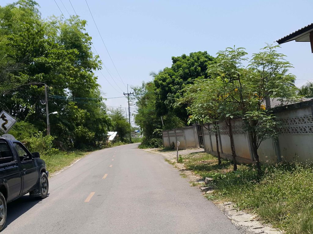 ภาพถนนตรงที่ จิ้นหมูเกลือ ดอยสะเก็ด ตั้งอยู่ ถ่ายโดย jrcarlsen พ.ศ. 2558 (2015) · A street-level view of where จิ้นหมูเกลือ ดอยสะเก็ด · Chinmukluea Doi Saket stands, by jrcarlsen in 2558 (2015)