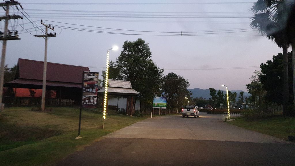 ภาพถนนตรงที่ The Good Beef ตั้งอยู่ ถ่ายโดย kyoko พ.ศ. 2562 (2019) · A street-level view of where The Good Beef stands, by kyoko in 2562 (2019)