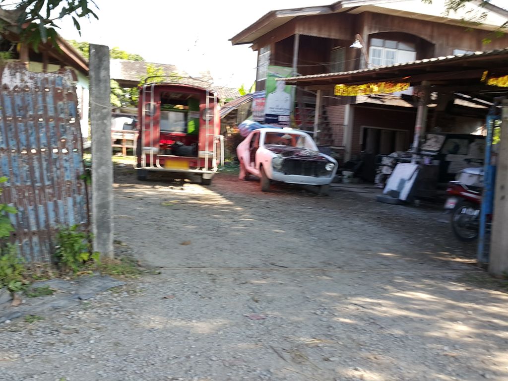 ภาพถนนตรงที่ อู่บุญเป็ง การช่าง ตั้งอยู่ ถ่ายโดย jrcarlsen พ.ศ. 2558 (2015) · A street-level view of where อู่บุญเป็ง การช่าง · Ubunpeng Kanchang stands, by jrcarlsen in 2558 (2015)
