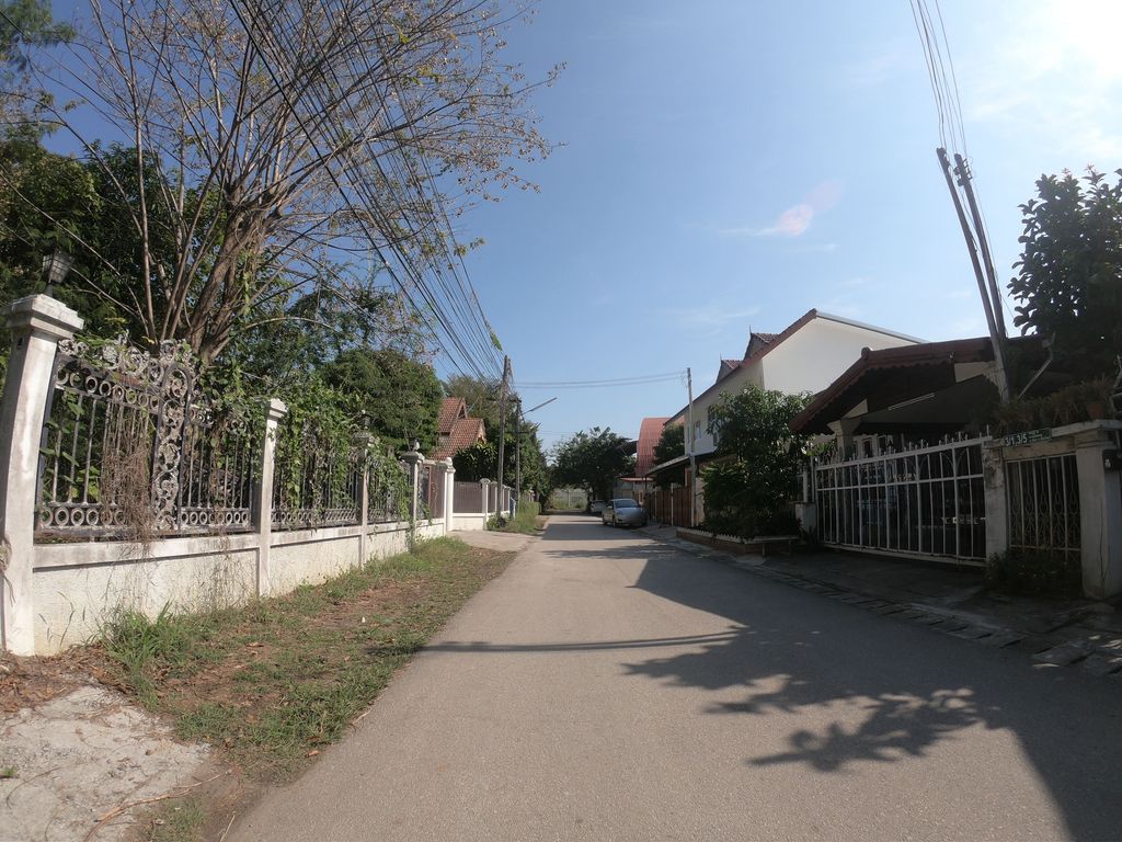 ภาพถนนตรงที่ เปี่ยมสุขคอร์ท ตั้งอยู่ ถ่ายโดย chanuwath_grab พ.ศ. 2562 (2019) · A street-level view of where เปี่ยมสุขคอร์ท · Piamsuk Court stands, by chanuwath_grab in 2562 (2019)