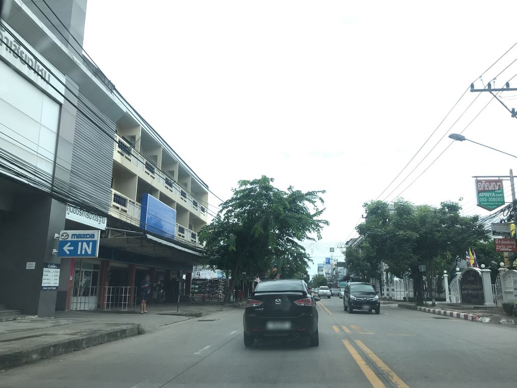 ภาพถนนตรงที่ Chimm coffee ตั้งอยู่ ถ่ายโดย prasert พ.ศ. 2561 (2018) · A street-level view of where Chimm coffee stands, by prasert in 2561 (2018)