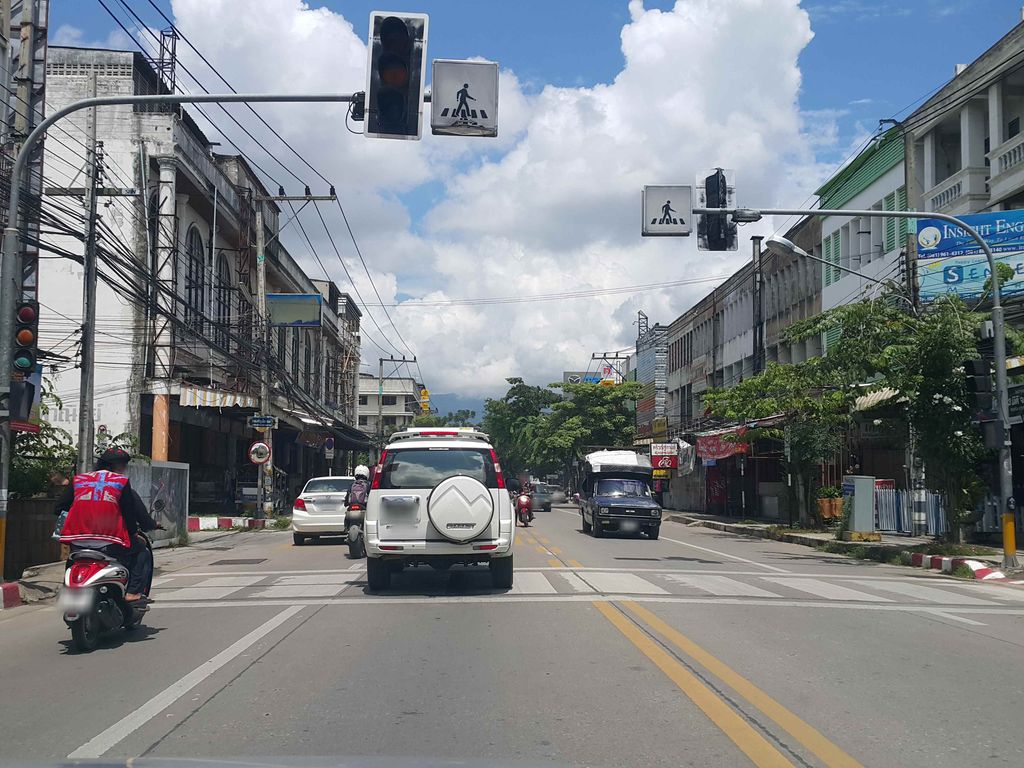 ภาพถนนตรงที่ สมหวัง โภชนา ตั้งอยู่ ถ่ายโดย jrcarlsen พ.ศ. 2558 (2015) · A street-level view of where สมหวัง โภชนา · Somwang Photna stands, by jrcarlsen in 2558 (2015)