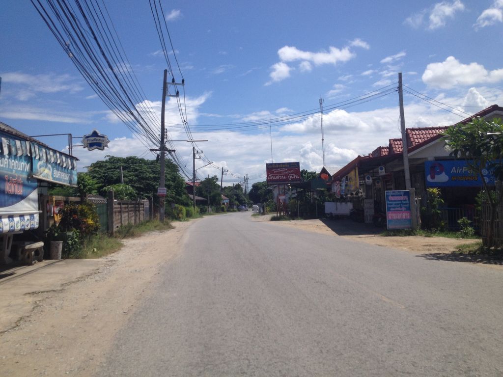 ภาพถนนตรงที่ อู่ช่างใหญ่ หารแก้ว ตั้งอยู่ ถ่ายโดย jimwatana พ.ศ. 2558 (2015) · A street-level view of where อู่ช่างใหญ่ หารแก้ว · Uchangyai Hankwae stands, by jimwatana in 2558 (2015)