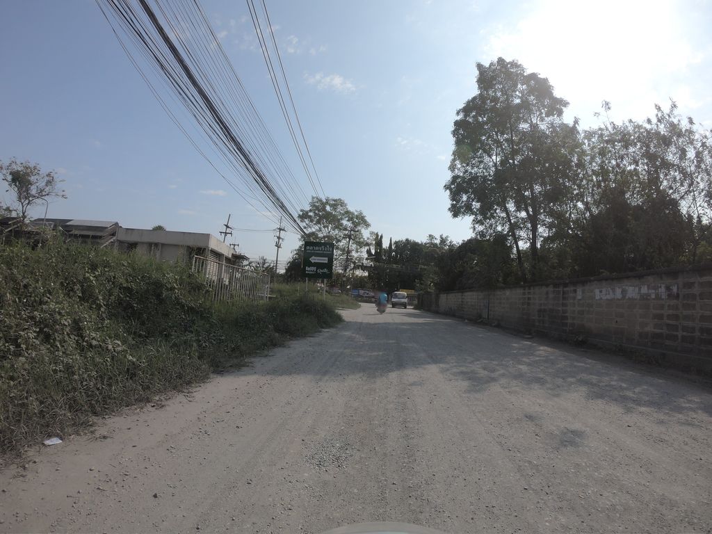 ภาพถนนตรงที่ ลานนากราฟฟิค ตั้งอยู่ ถ่ายโดย chanuwath_grab พ.ศ. 2562 (2019) · A street-level view of where ลานนากราฟฟิค · Lan Na Krapfik stands, by chanuwath_grab in 2562 (2019)