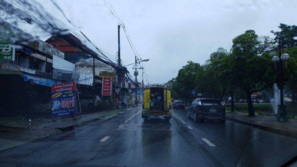 ภาพถนนตรงที่ Baan Lom Joey บ้านลมเจย ตั้งอยู่ ถ่ายโดย silamanee พ.ศ. 2561 (2018) · A street-level view of where Baan Lom Joey บ้านลมเจย stands, by silamanee in 2561 (2018)