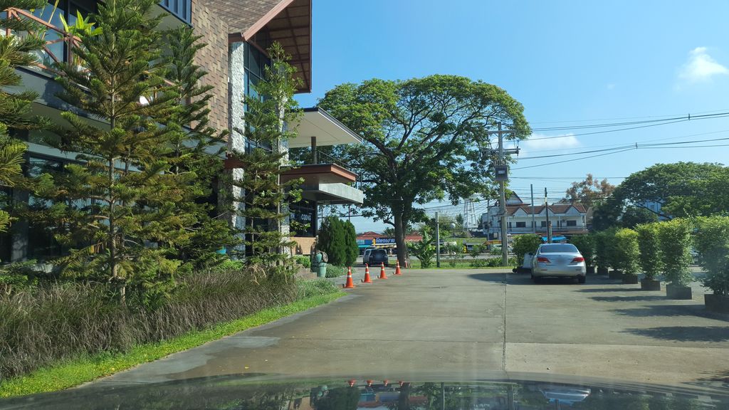 ภาพถนนตรงที่ ผ้าม่านเชียงใหม่ Goldplus Corporation ตั้งอยู่ ถ่ายโดย jrcarlsen พ.ศ. 2564 (2021) · A street-level view of where ผ้าม่านเชียงใหม่ Goldplus Corporation stands, by jrcarlsen in 2564 (2021)