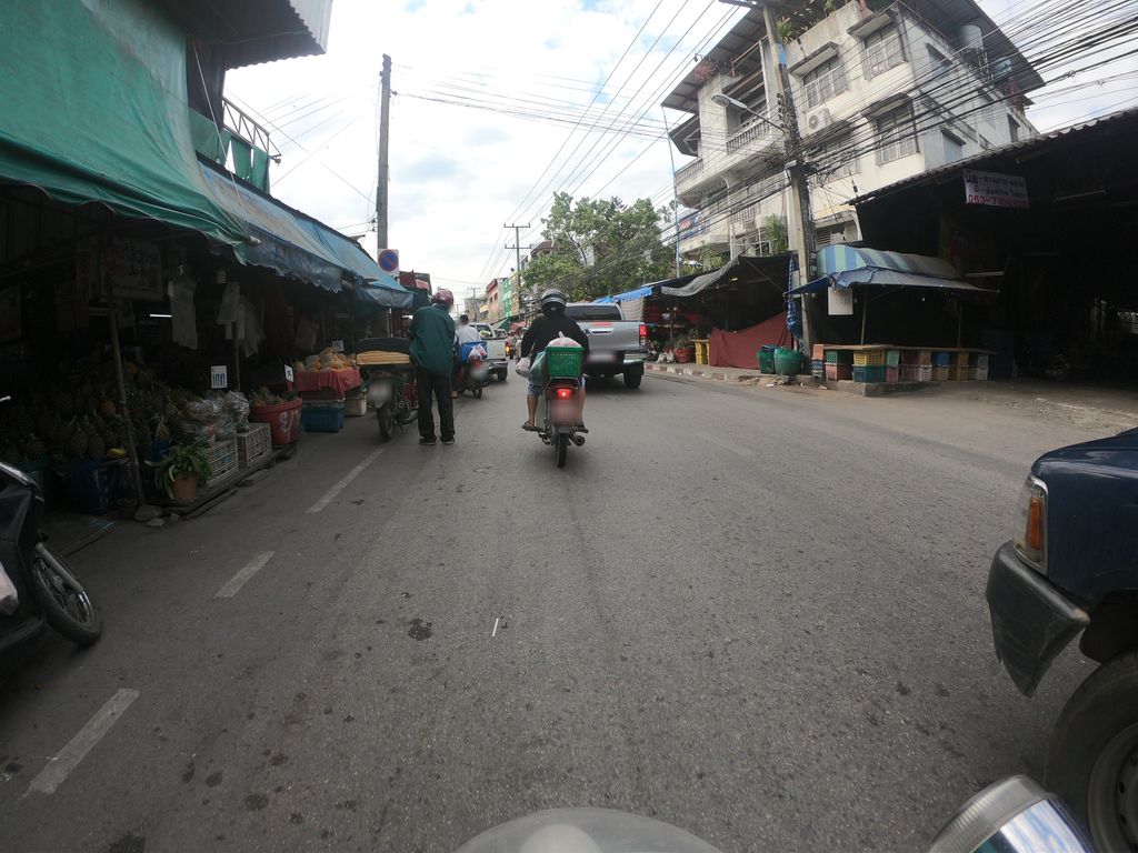 ภาพถนนตรงที่ ชลิดา อาหารตามสัง ตั้งอยู่ ถ่ายโดย chanuwath_grab พ.ศ. 2562 (2019) · A street-level view of where ชลิดา อาหารตามสัง · Chalida Ahantamsang stands, by chanuwath_grab in 2562 (2019)