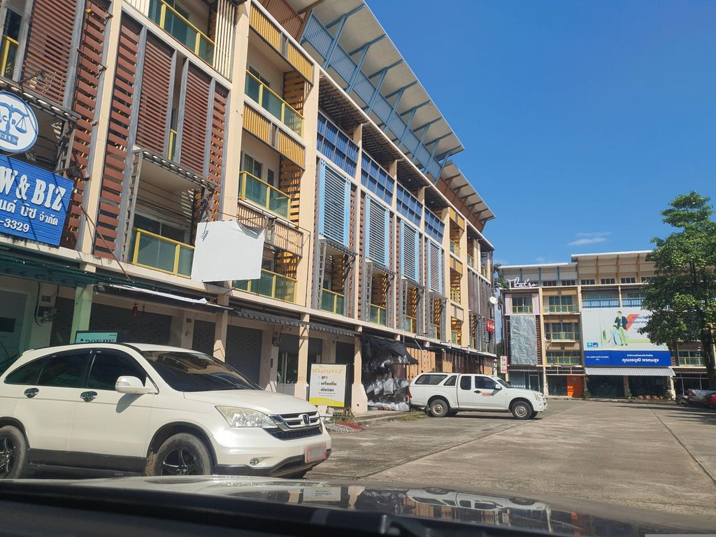 ภาพถนนตรงที่ Aurora Club Cm ตั้งอยู่ ถ่ายโดย jrcarlsen พ.ศ. 2566 (2023) · A street-level view of where Aurora Club Cm stands, by jrcarlsen in 2566 (2023)