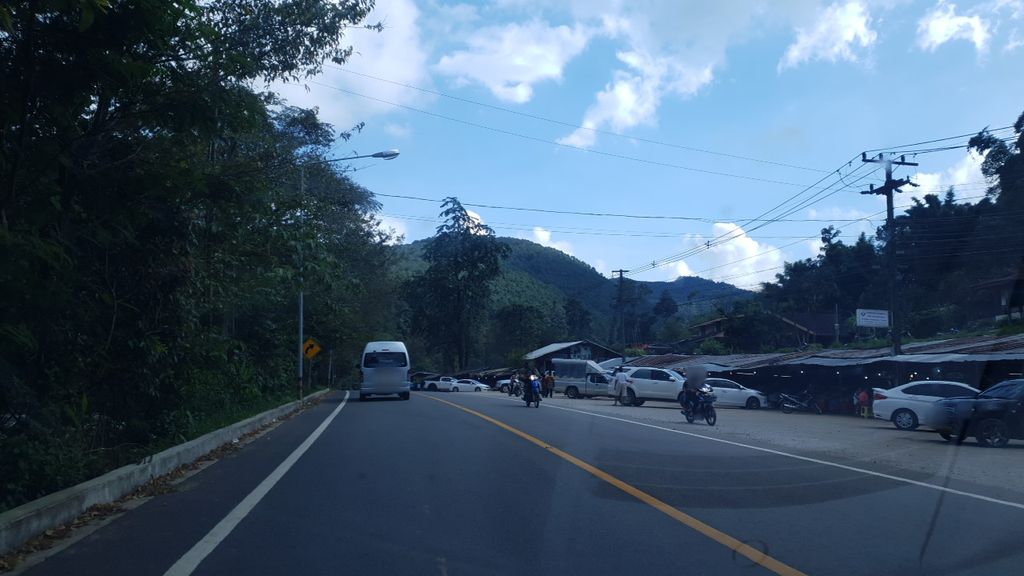 ภาพถนนตรงที่ ม่อนดอยอินท์ ตั้งอยู่ ถ่ายโดย silamanee พ.ศ. 2561 (2018) · A street-level view of where ม่อนดอยอินท์ · Mon Doiin stands, by silamanee in 2561 (2018)