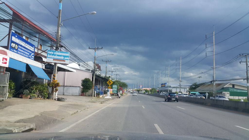 ภาพถนนตรงที่ ก๋วยเตี๋ยวหมูมีสุข ตั้งอยู่ ถ่ายโดย jrcarlsen พ.ศ. 2560 (2017) · A street-level view of where ก๋วยเตี๋ยวหมูมีสุข · Kuaitiao Mu Misuk stands, by jrcarlsen in 2560 (2017)