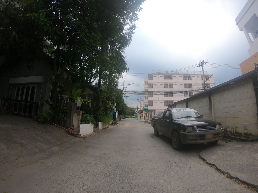 ภาพถนนตรงที่ หนมเส้นคนหลายใจในซอย - nomsen in soi ตั้งอยู่ ถ่ายโดย chanuwath_grab พ.ศ. 2562 (2019) · A street-level view of where หนมเส้นคนหลายใจในซอย - nomsen in soi stands, by chanuwath_grab in 2562 (2019)