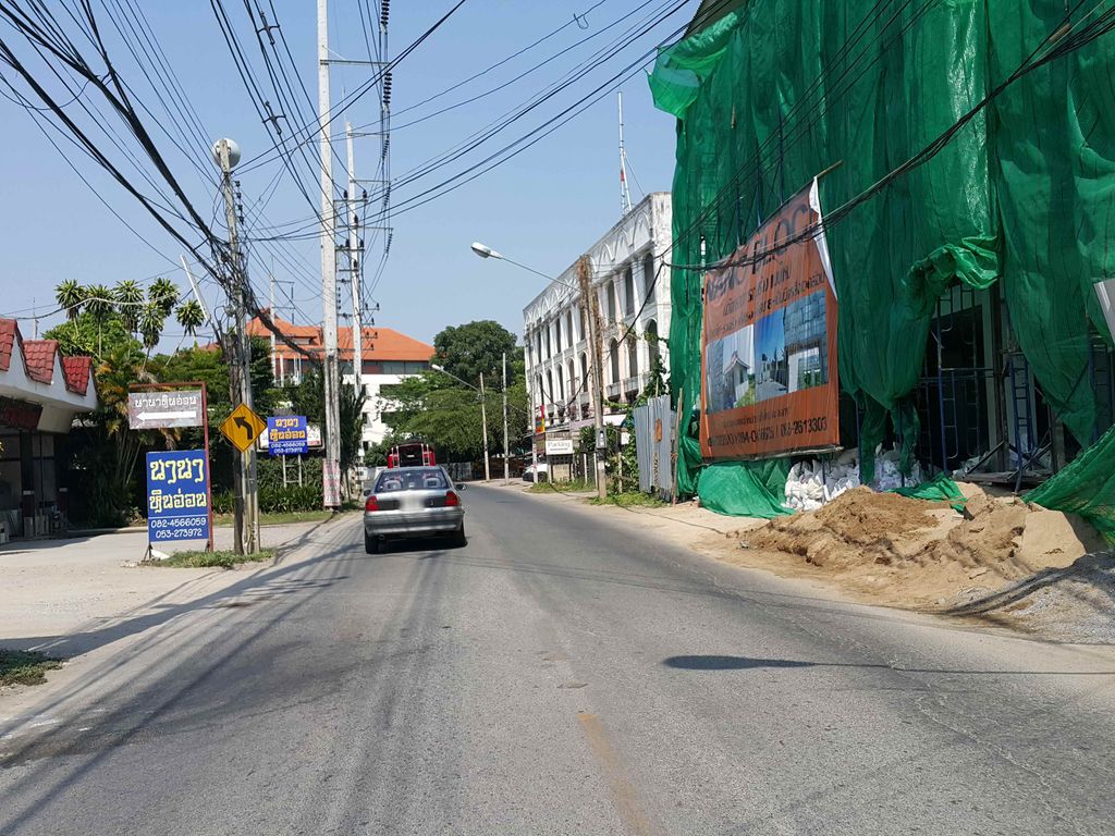 ภาพถนนตรงที่ Viang Cozy Hostel ตั้งอยู่ ถ่ายโดย jrcarlsen พ.ศ. 2558 (2015) · A street-level view of where Viang Cozy Hostel stands, by jrcarlsen in 2558 (2015)