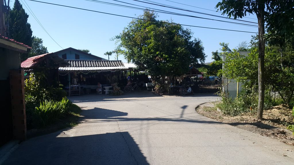 ภาพถนนตรงที่ วรรณาโฮมสเตย์ ตั้งอยู่ ถ่ายโดย jrcarlsen พ.ศ. 2562 (2019) · A street-level view of where วรรณาโฮมสเตย์ · Wanna Homestay stands, by jrcarlsen in 2562 (2019)