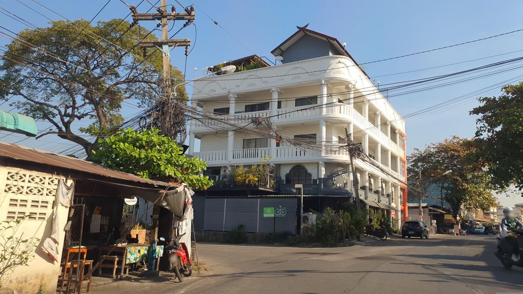 ภาพถนนตรงที่ ร้านออโต้ปลาเผา กำแพงดิน ตั้งอยู่ ถ่ายโดย jrcarlsen พ.ศ. 2566 (2023) · A street-level view of where ร้านออโต้ปลาเผา กำแพงดิน · Ran Auto Plaphao Kamphaengdin stands, by jrcarlsen in 2566 (2023)