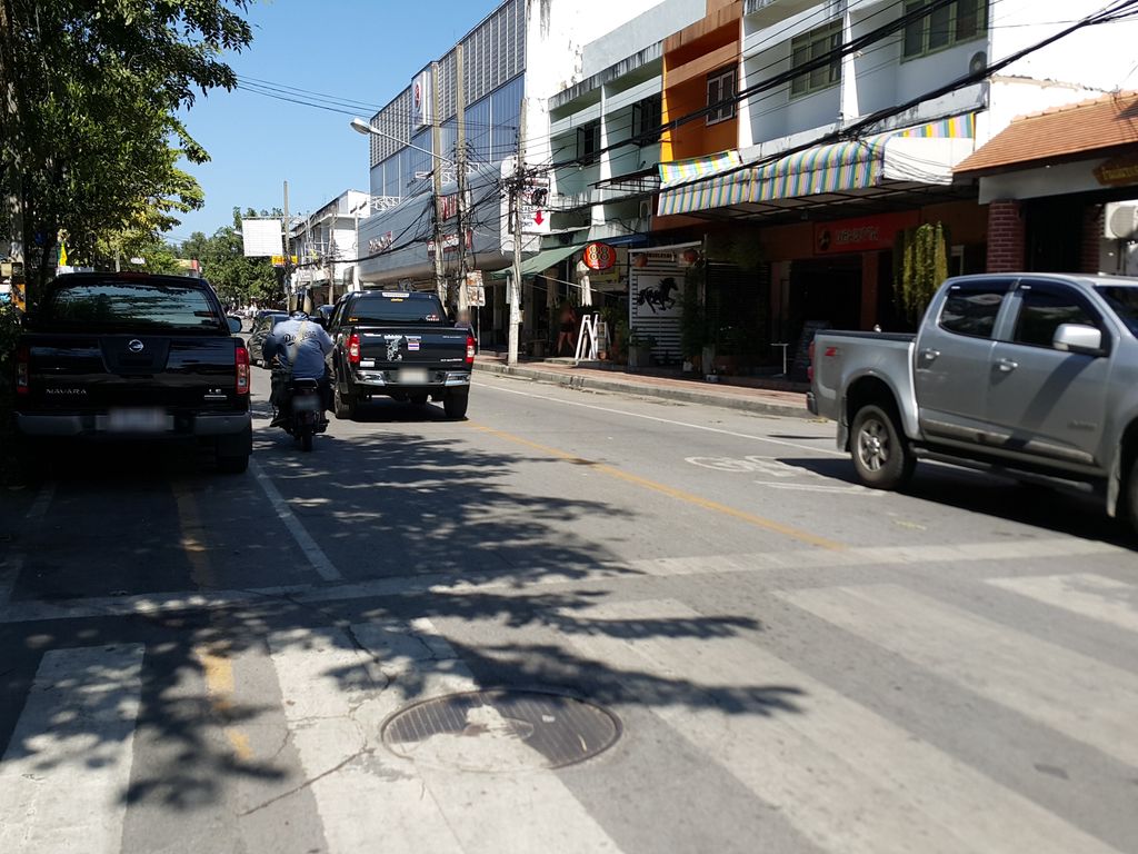 ภาพถนนตรงที่ ถนนคนเดินเชียงใหม่ ตั้งอยู่ ถ่ายโดย jrcarlsen พ.ศ. 2558 (2015) · A street-level view of where ถนนคนเดินเชียงใหม่ · Thanon Khondoen Chiang Mai stands, by jrcarlsen in 2558 (2015)