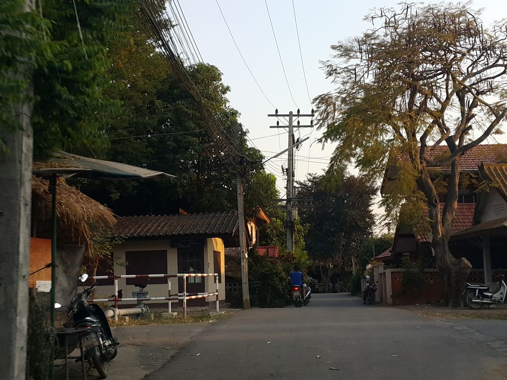 ภาพถนนตรงที่ สมพงษ์ แอร์เซอร์วิส ตั้งอยู่ ถ่ายโดย jrcarlsen พ.ศ. 2559 (2016) · A street-level view of where สมพงษ์ แอร์เซอร์วิส · Samaphong Air Service stands, by jrcarlsen in 2559 (2016)