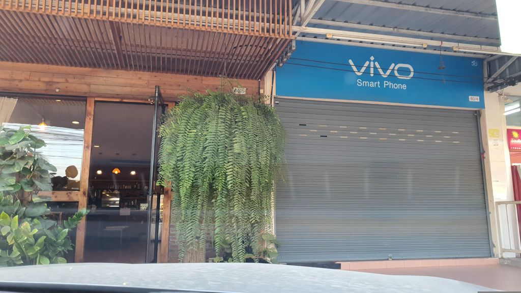 ภาพถนนตรงที่ BunnyHop Cafe ตั้งอยู่ ถ่ายโดย jrcarlsen พ.ศ. 2566 (2023) · A street-level view of where BunnyHop Cafe stands, by jrcarlsen in 2566 (2023)