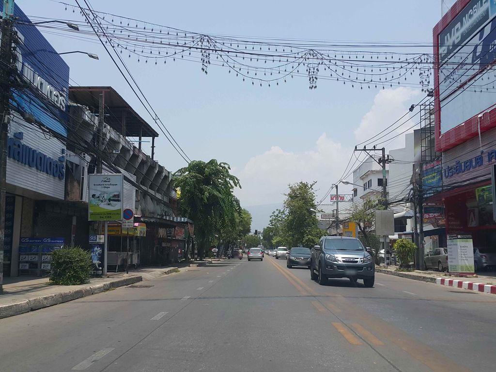 ภาพถนนตรงที่ ย่างเยิ่ง เชียงใหม่ ตั้งอยู่ ถ่ายโดย jrcarlsen พ.ศ. 2558 (2015) · A street-level view of where ย่างเยิ่ง เชียงใหม่ · Yangyoeng Chiang Mai stands, by jrcarlsen in 2558 (2015)