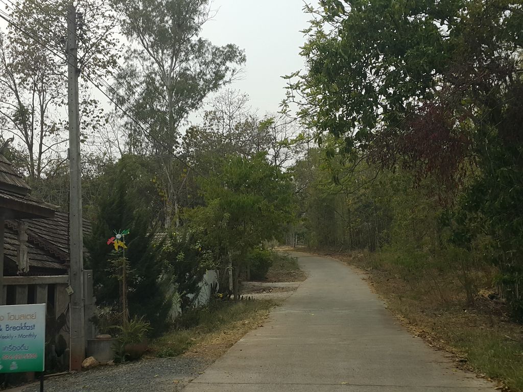 ภาพถนนตรงที่ บ้านสวนต้นเหียง ตั้งอยู่ ถ่ายโดย jrcarlsen พ.ศ. 2559 (2016) · A street-level view of where บ้านสวนต้นเหียง · Ban Suan Ton Hiang stands, by jrcarlsen in 2559 (2016)