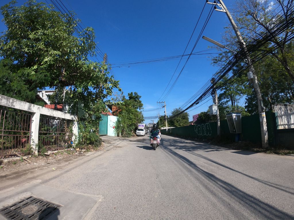 ภาพถนนตรงที่ Sava Sylvie Parlour ตั้งอยู่ ถ่ายโดย chanuwath_grab พ.ศ. 2562 (2019) · A street-level view of where Sava Sylvie Parlour stands, by chanuwath_grab in 2562 (2019)