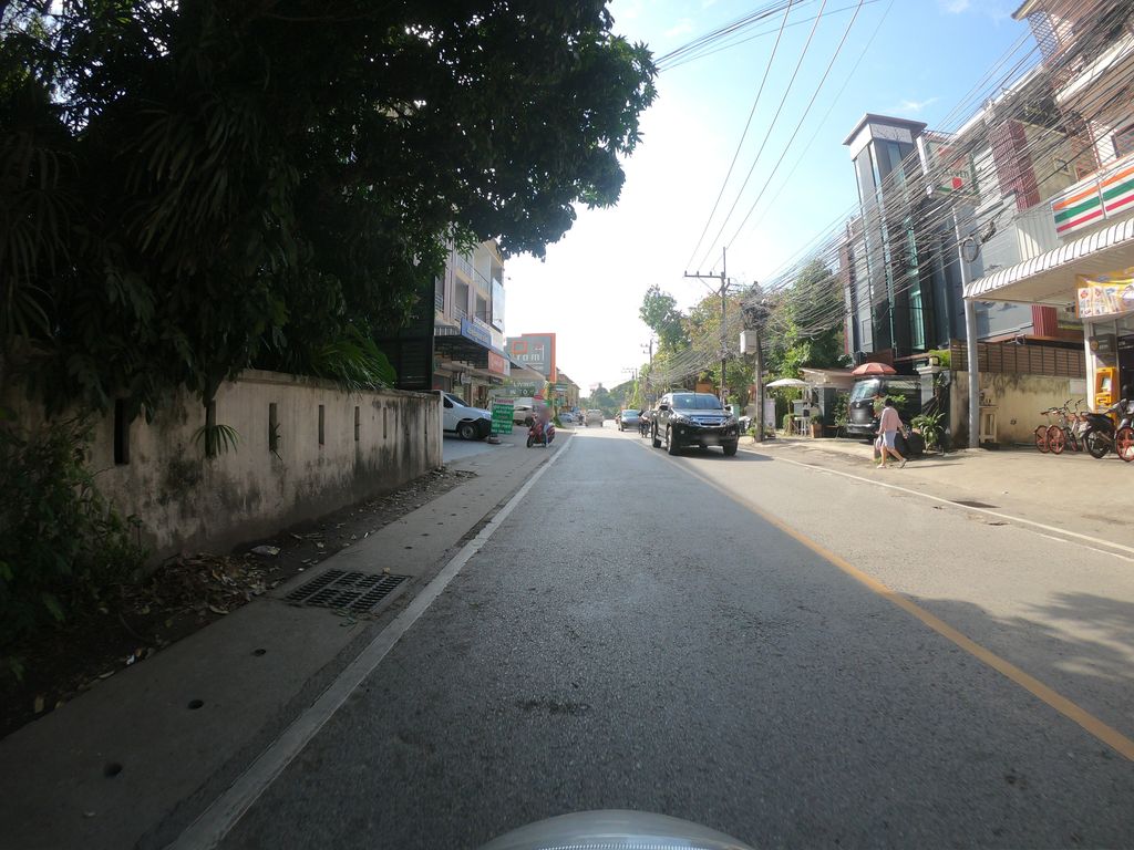 ภาพถนนตรงที่ ขาหมูมีชัย ตั้งอยู่ ถ่ายโดย chanuwath_grab พ.ศ. 2562 (2019) · A street-level view of where ขาหมูมีชัย · Khamumichai stands, by chanuwath_grab in 2562 (2019)