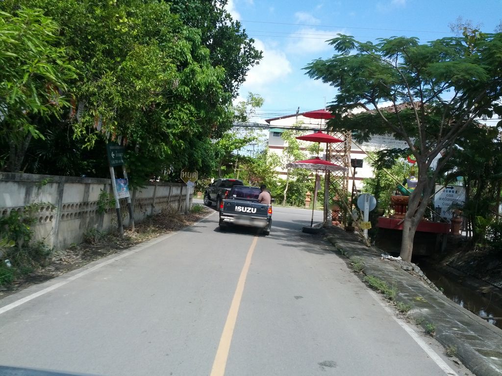 ภาพถนนตรงที่ Yerm Bar Cafe' ตั้งอยู่ ถ่ายโดย jrcarlsen พ.ศ. 2557 (2014) · A street-level view of where Yerm Bar Cafe' stands, by jrcarlsen in 2557 (2014)