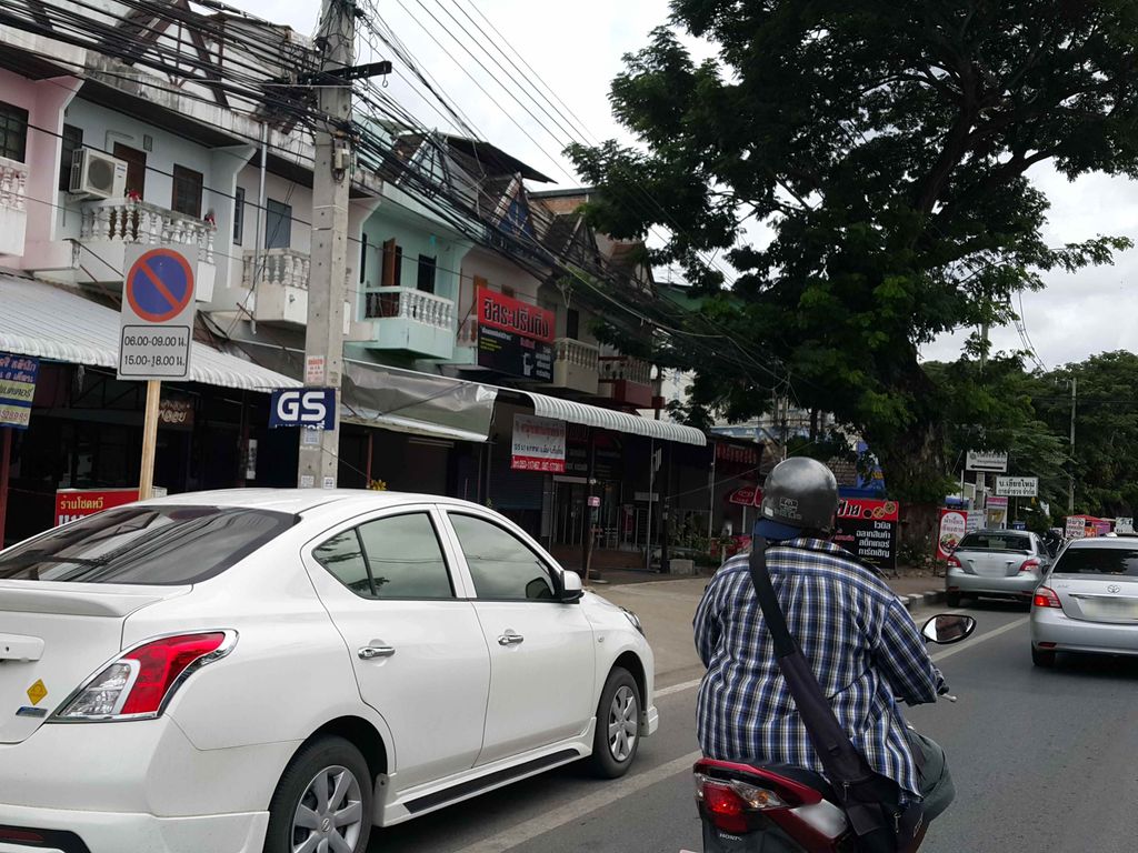 ภาพถนนตรงที่ น้ำเงี้ยวเจียงฮาย คำอินทร์ ตั้งอยู่ ถ่ายโดย jrcarlsen พ.ศ. 2558 (2015) · A street-level view of where น้ำเงี้ยวเจียงฮาย คำอินทร์ · Nam Ngiao Chianghai Khamin stands, by jrcarlsen in 2558 (2015)