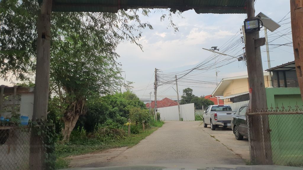 ภาพถนนตรงที่ หอพักดาบพล ตั้งอยู่ ถ่ายโดย jrcarlsen พ.ศ. 2565 (2022) · A street-level view of where หอพักดาบพล · Dap Phon Dormitory stands, by jrcarlsen in 2565 (2022)
