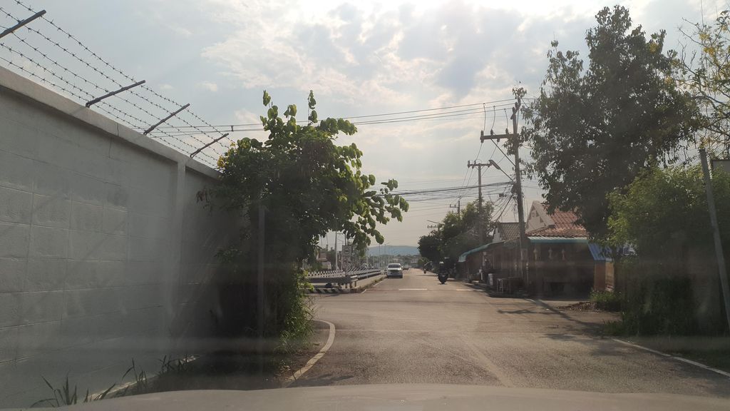 ภาพถนนตรงที่ Cinema cafe ตั้งอยู่ ถ่ายโดย jrcarlsen พ.ศ. 2565 (2022) · A street-level view of where Cinema cafe stands, by jrcarlsen in 2565 (2022)
