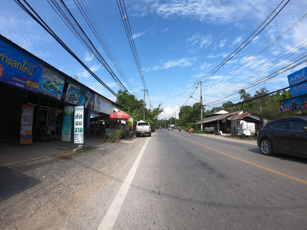 ภาพถนนตรงที่ ปรานอม ข้าวแต๋นน้ำแตงโม ตั้งอยู่ ถ่ายโดย chanuwath_grab พ.ศ. 2562 (2019) · A street-level view of where ปรานอม ข้าวแต๋นน้ำแตงโม · Pranom Khao Taen Nam Taengmo stands, by chanuwath_grab in 2562 (2019)