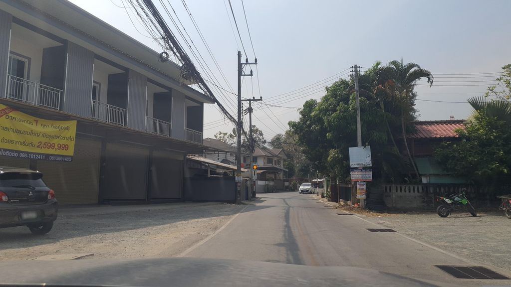ภาพถนนตรงที่ ร้านข้าวสารดอนแก้วสาขา2 ตั้งอยู่ ถ่ายโดย jrcarlsen พ.ศ. 2566 (2023) · A street-level view of where ร้านข้าวสารดอนแก้วสาขา2 · Ran Khaosan Donkwae Sakha2 stands, by jrcarlsen in 2566 (2023)