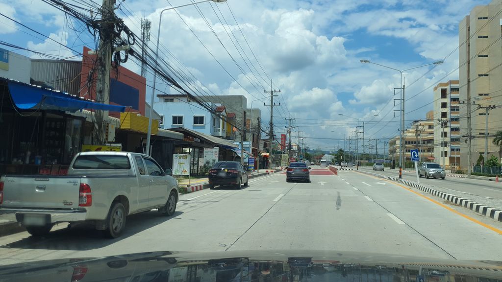 ภาพถนนตรงที่ หม่าล่าไหมคะ อร่อยเด็ดสุดๆ ตั้งอยู่ ถ่ายโดย jrcarlsen พ.ศ. 2564 (2021) · A street-level view of where หม่าล่าไหมคะ อร่อยเด็ดสุดๆ · Malamaikha Aroi Det Sutsut stands, by jrcarlsen in 2564 (2021)