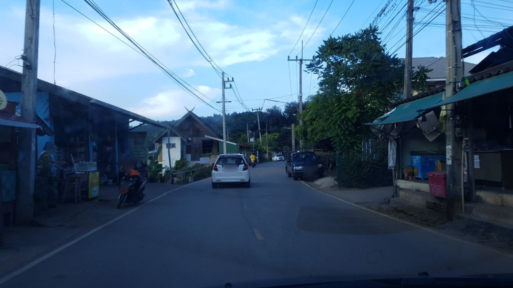 ภาพถนนตรงที่ นมแจ่มคาเฟ่ ตั้งอยู่ ถ่ายโดย silamanee พ.ศ. 2561 (2018) · A street-level view of where นมแจ่มคาเฟ่ · Nomchaemkhafe stands, by silamanee in 2561 (2018)