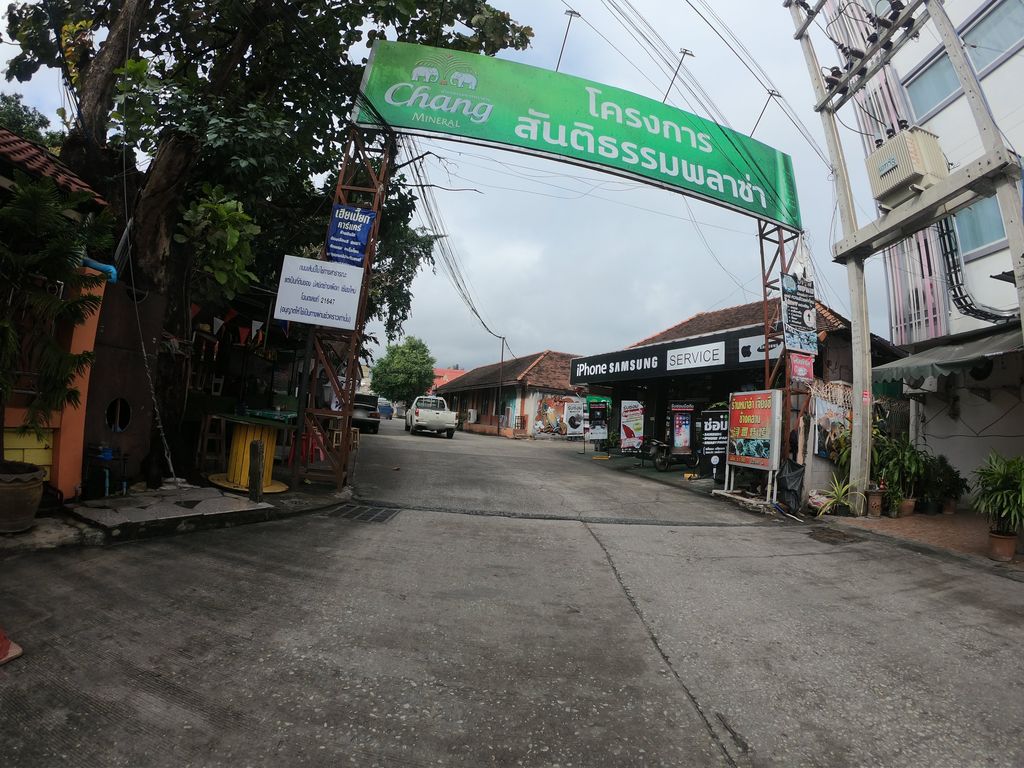 ภาพถนนตรงที่ Freedom Art Studio ตั้งอยู่ ถ่ายโดย chanuwath_grab พ.ศ. 2562 (2019) · A street-level view of where Freedom Art Studio stands, by chanuwath_grab in 2562 (2019)