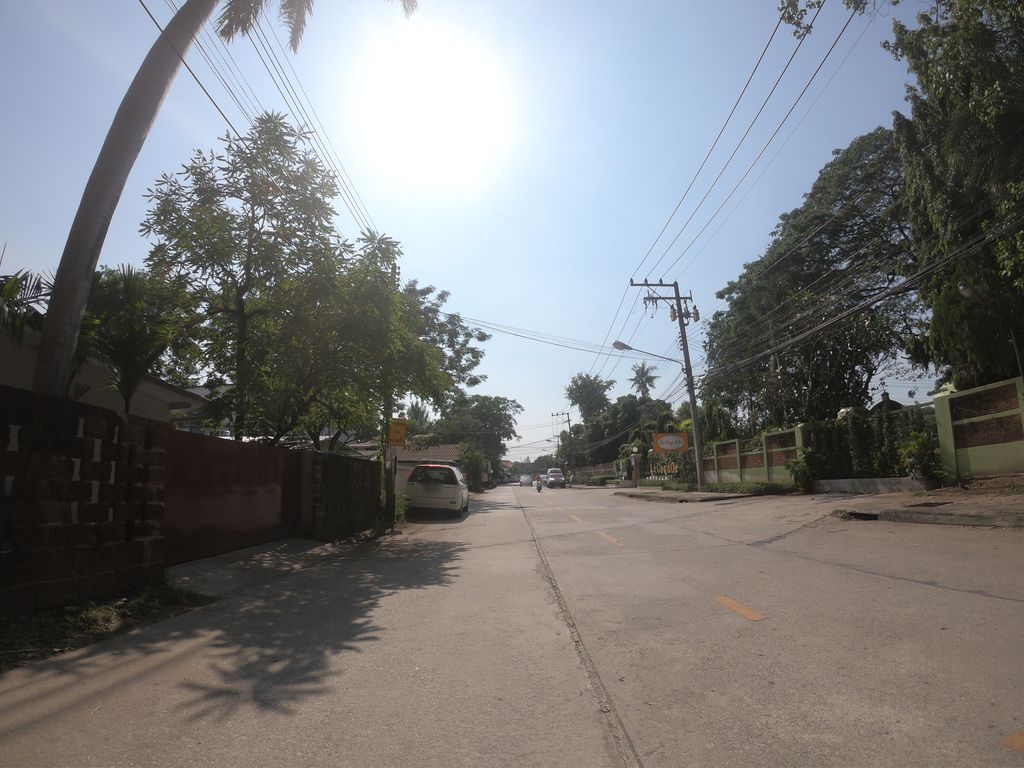 ภาพถนนตรงที่ กิน อยู่ ได้ at เชียงใหม่ ตั้งอยู่ ถ่ายโดย chanuwath_grab พ.ศ. 2562 (2019) · A street-level view of where กิน อยู่ ได้ at เชียงใหม่ · Kin Yu Dai At Chiang Mai stands, by chanuwath_grab in 2562 (2019)