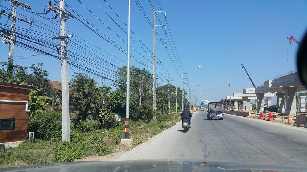 ภาพถนนตรงที่ 9Roomz ตั้งอยู่ ถ่ายโดย jrcarlsen พ.ศ. 2562 (2019) · A street-level view of where 9Roomz stands, by jrcarlsen in 2562 (2019)